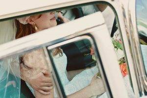 Une mariée dans une voiture