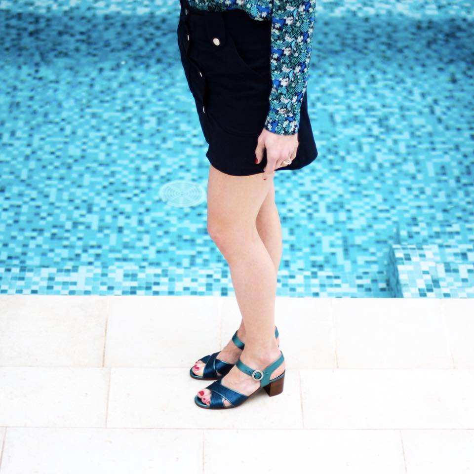 sandales bleu irisée près d'une piscine, de la marque my eponyme