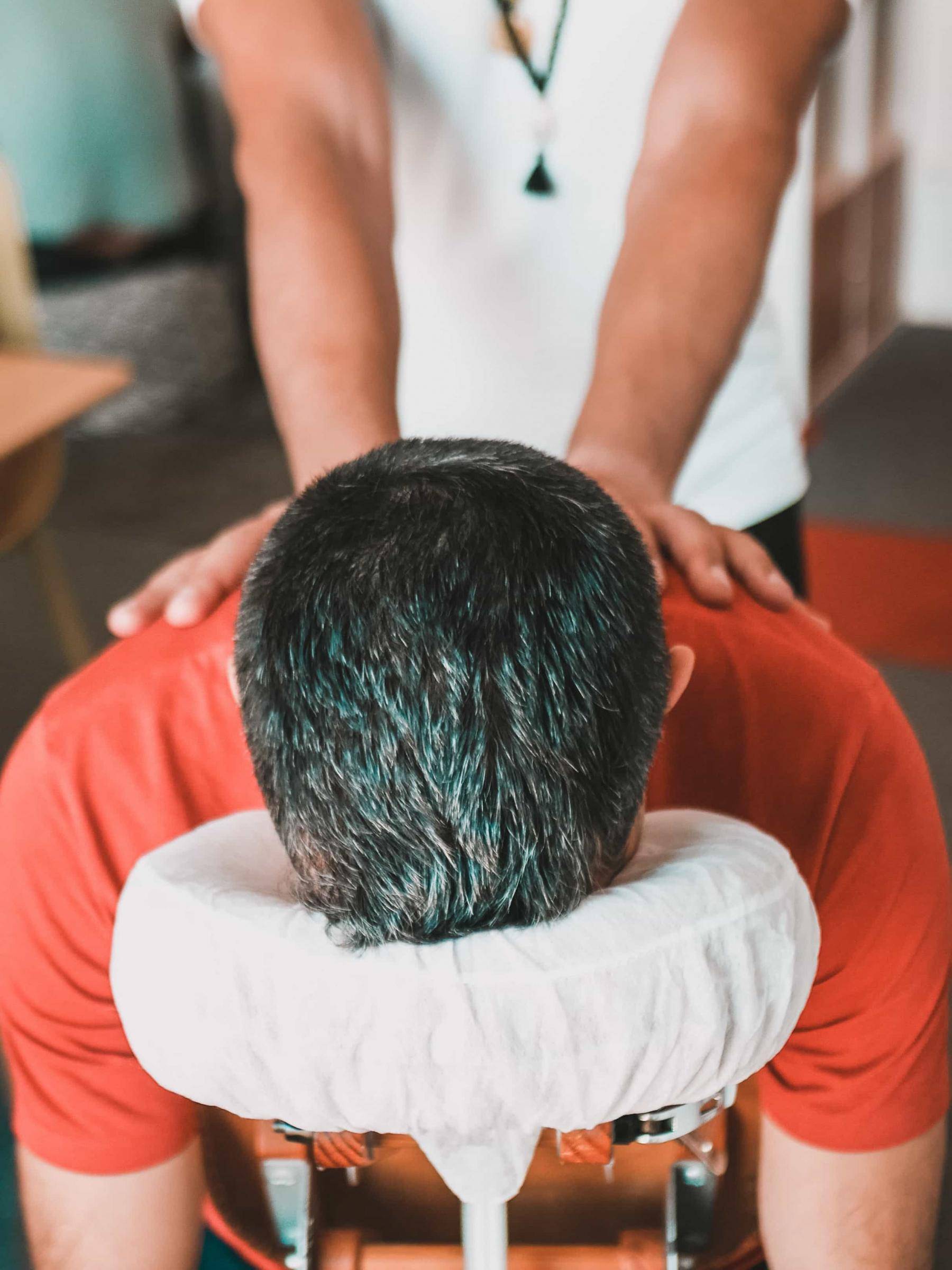 un homme profite d'un massage assis au bureau ou à domicile