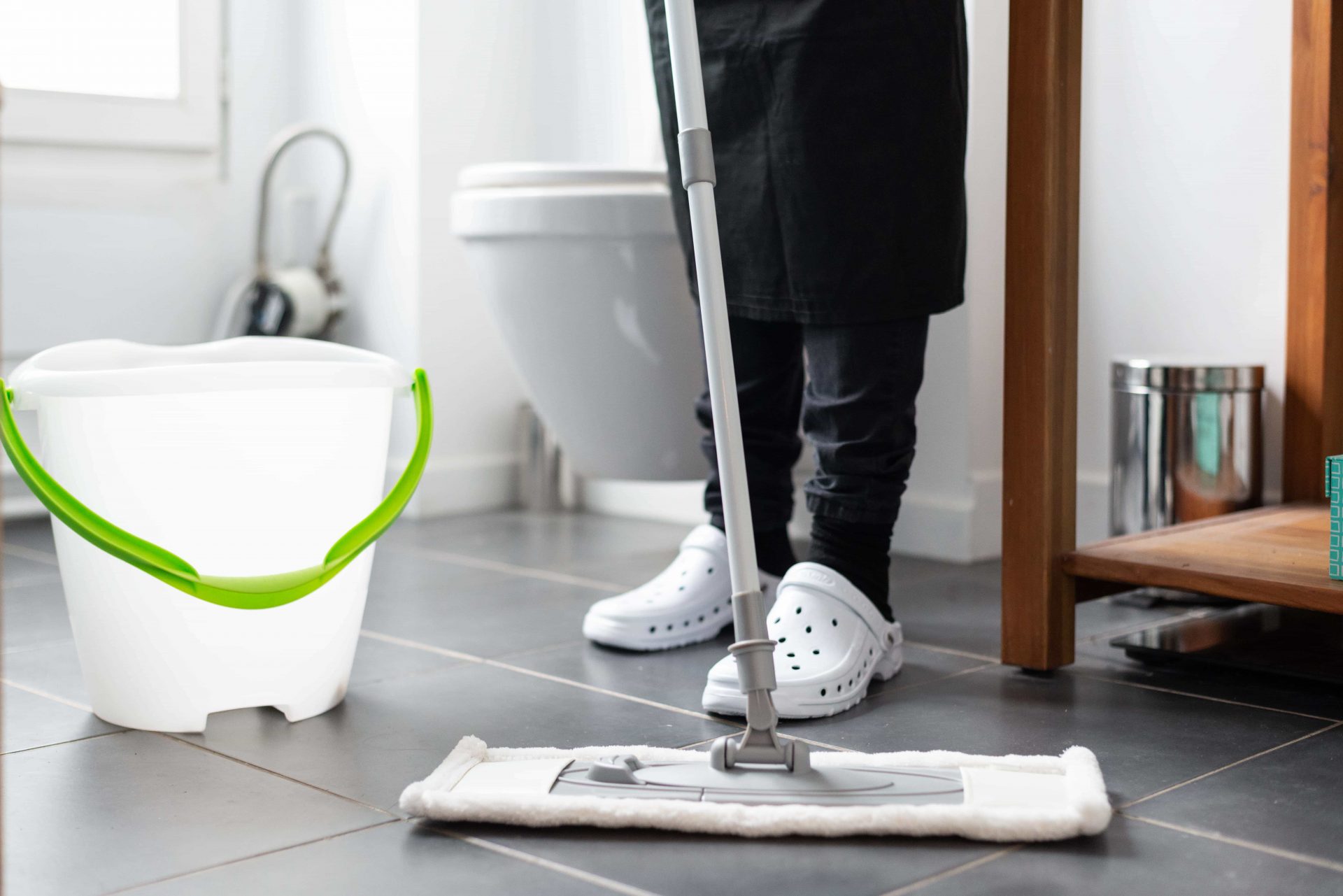 Une femme de ménage effectue le nettoyage d'une maison.