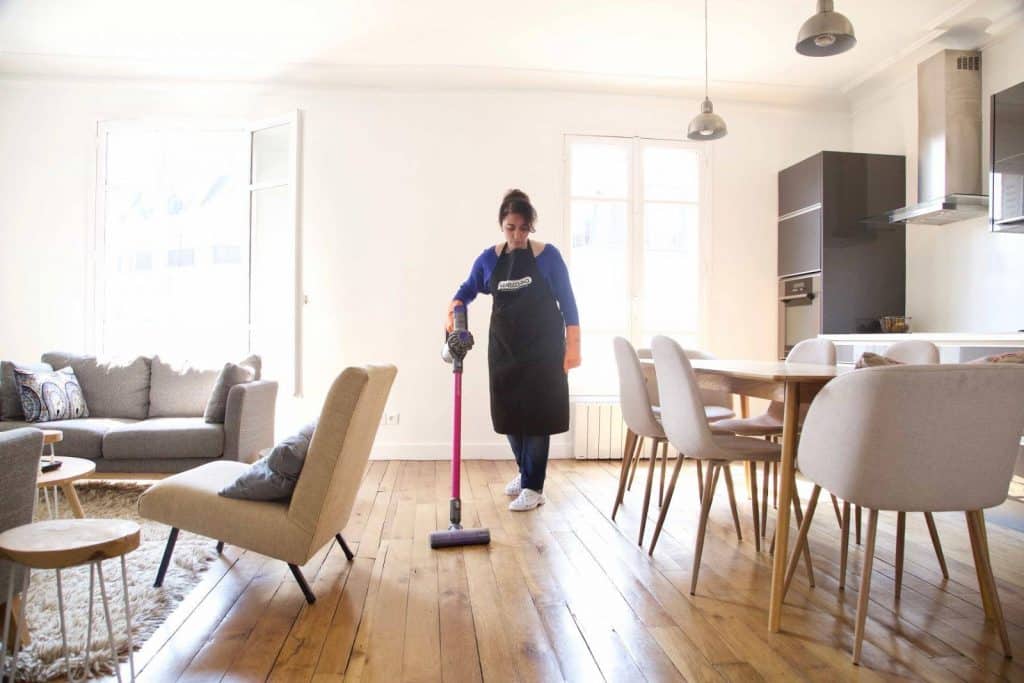 image femme de ménage nettoyant le parquet