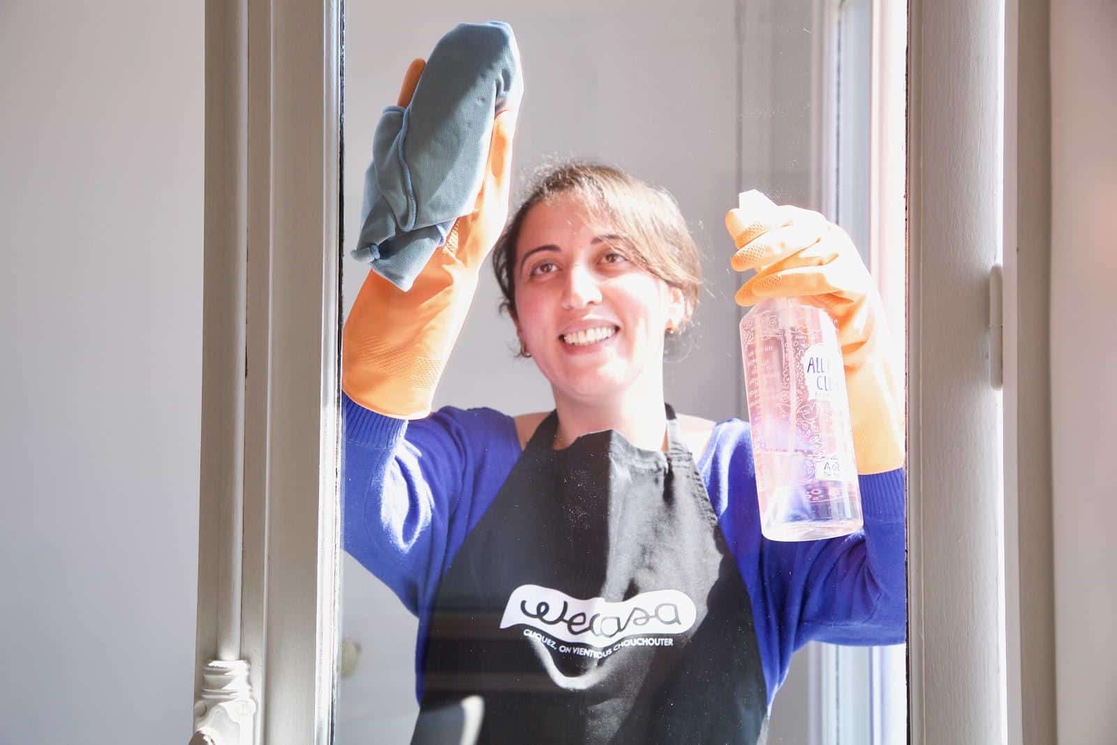 Femme de ménage à domicile Wecasa nettoyant des vitres
