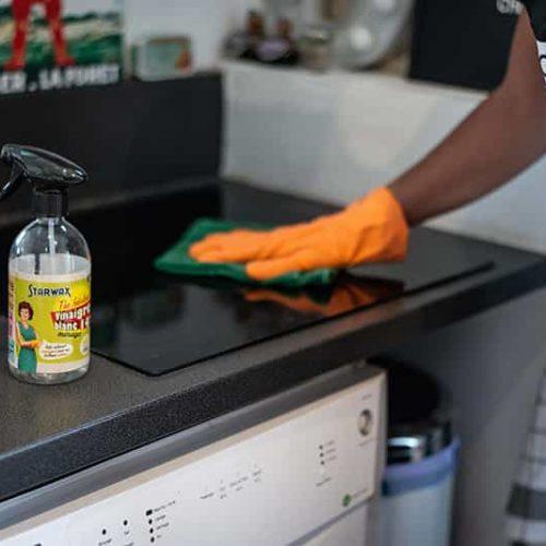 Comment nettoyer une plaque à induction ? Nos meilleures astuces pour un nettoyage naturel