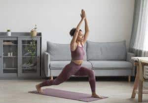 femme faisant du yoga chez elle