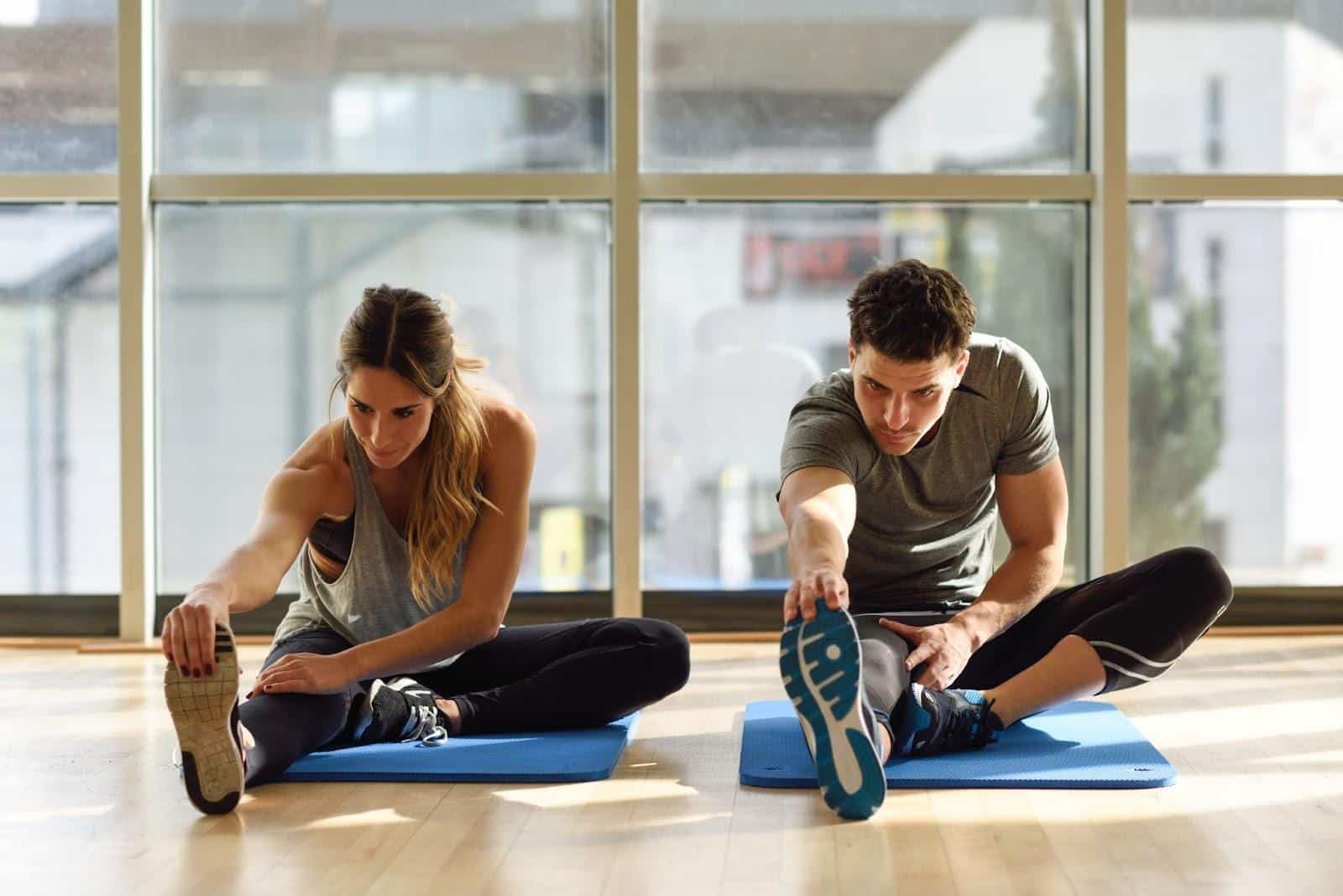 Sport Couple Faisant De L'exercice En Planche Au Centre De Fitness