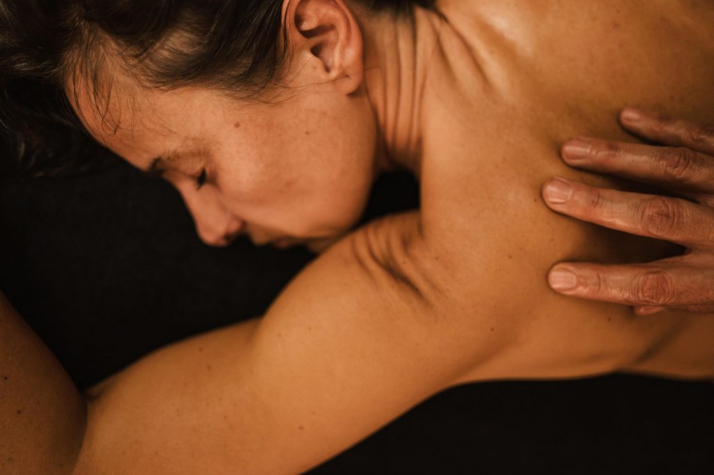 une femme se faisant masser au drainage lymphatique