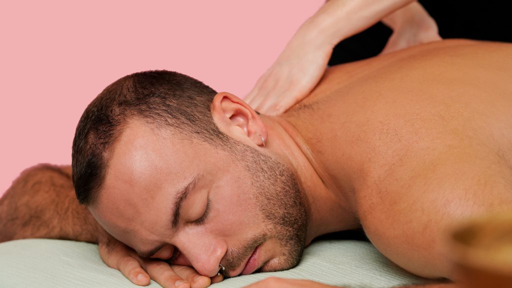 Un homme reçoit un massage palper rouler à domicile
