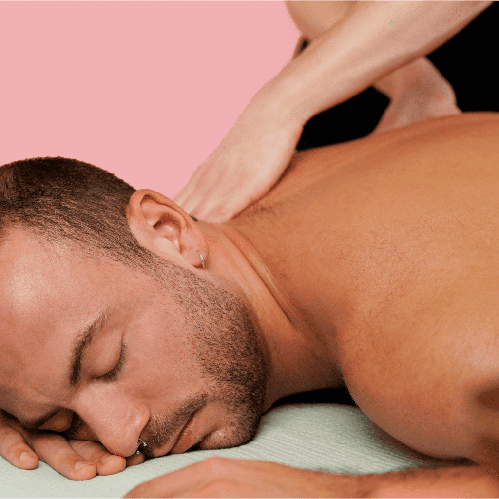 un homme recevant un massage suédois