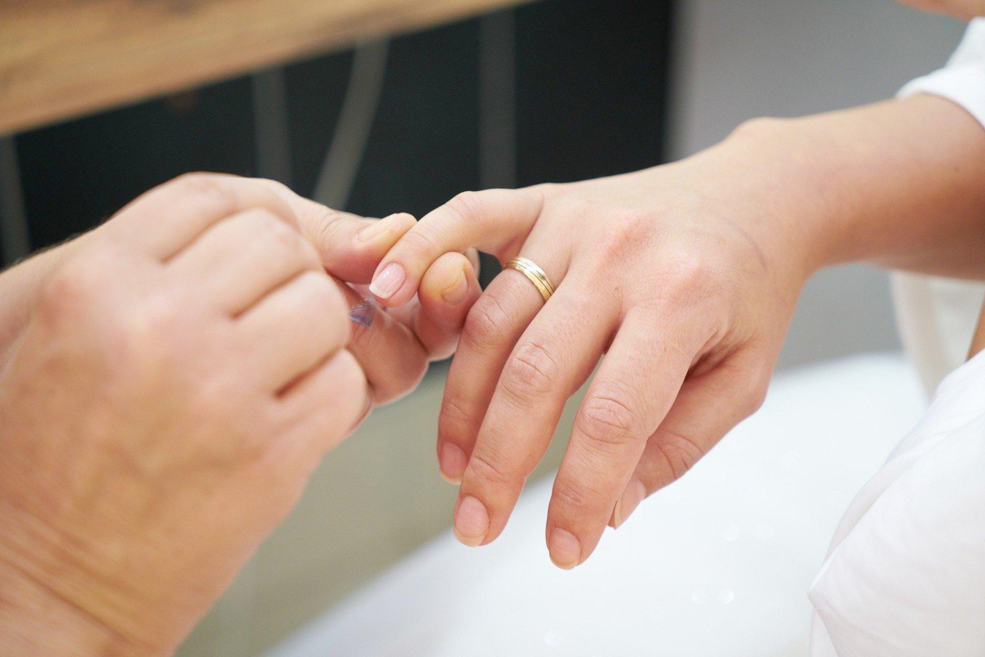 Le vernis semi-permanent est-il dangereux pour nos ongles et notre santé ?  