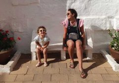“Apprendre à confier son enfant et à s’accorder des moments en couple” Rencontre avec Déborah, working mum et créatrice de contenu