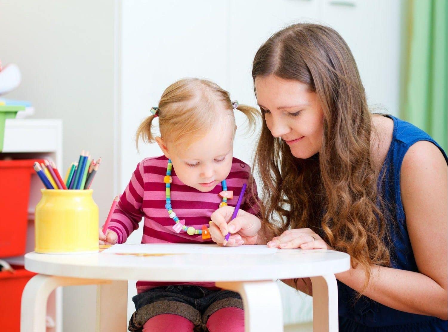 assistante maternelle avec un enfant