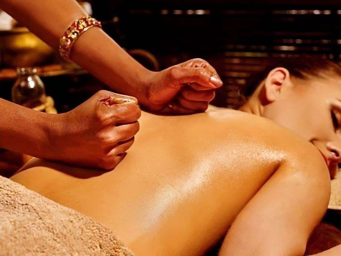 Massage ayurvédique avec huiles