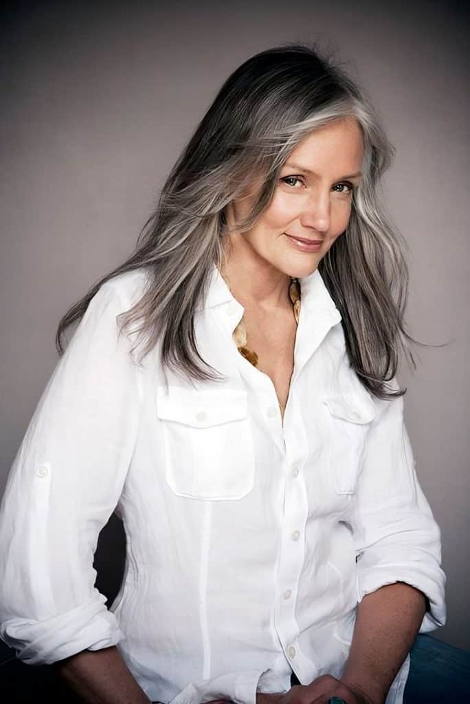 Femme de plus de 50 ans avec un balayage sur cheveux gris
