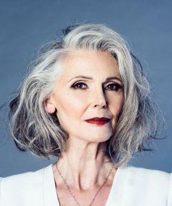 coupe femme 70 ans cheveux gris assumés