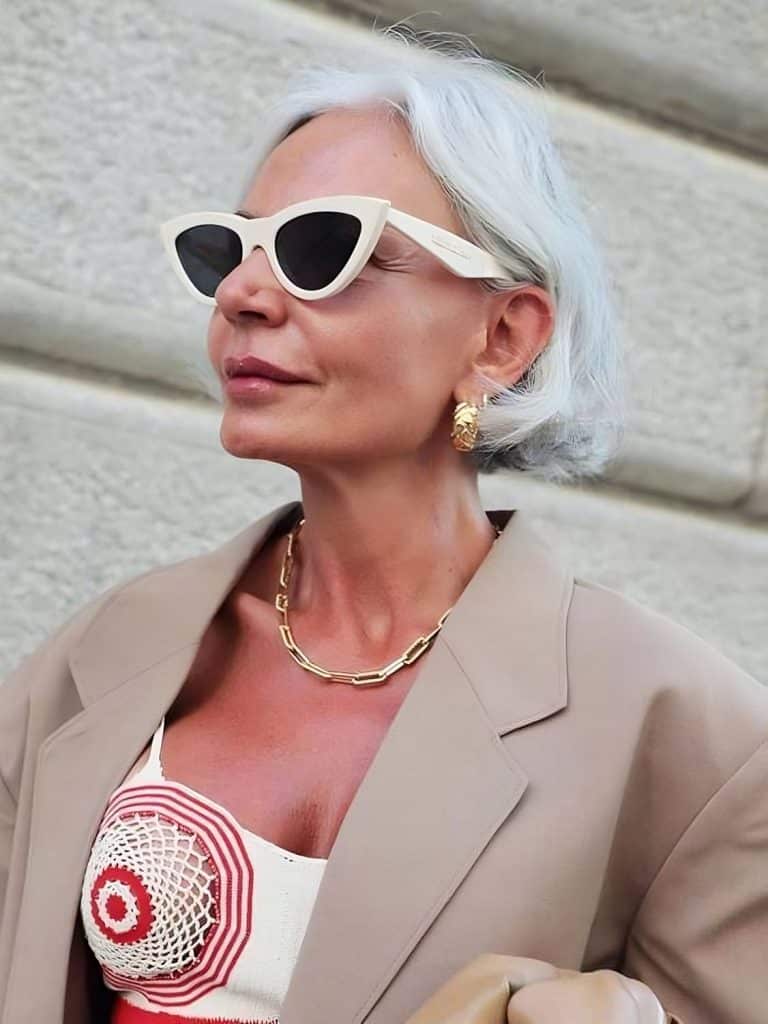 Femme de plus de 50 ans avec une coupe de cheveux en french bob