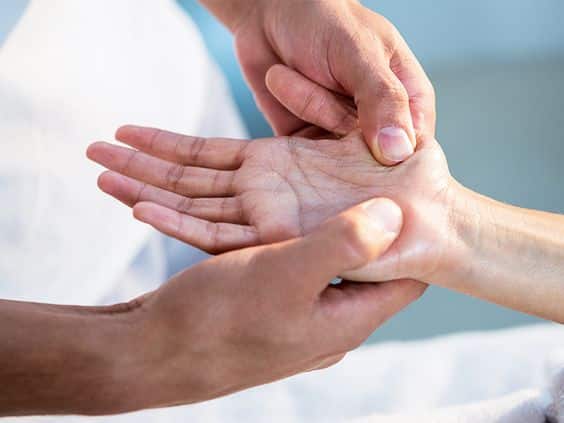 Massage des mains par un professionnel