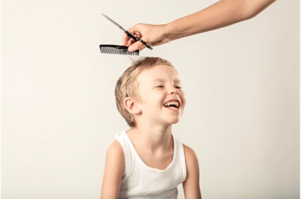 coupe enfant garçon, un enfant se fait couper les cheveux