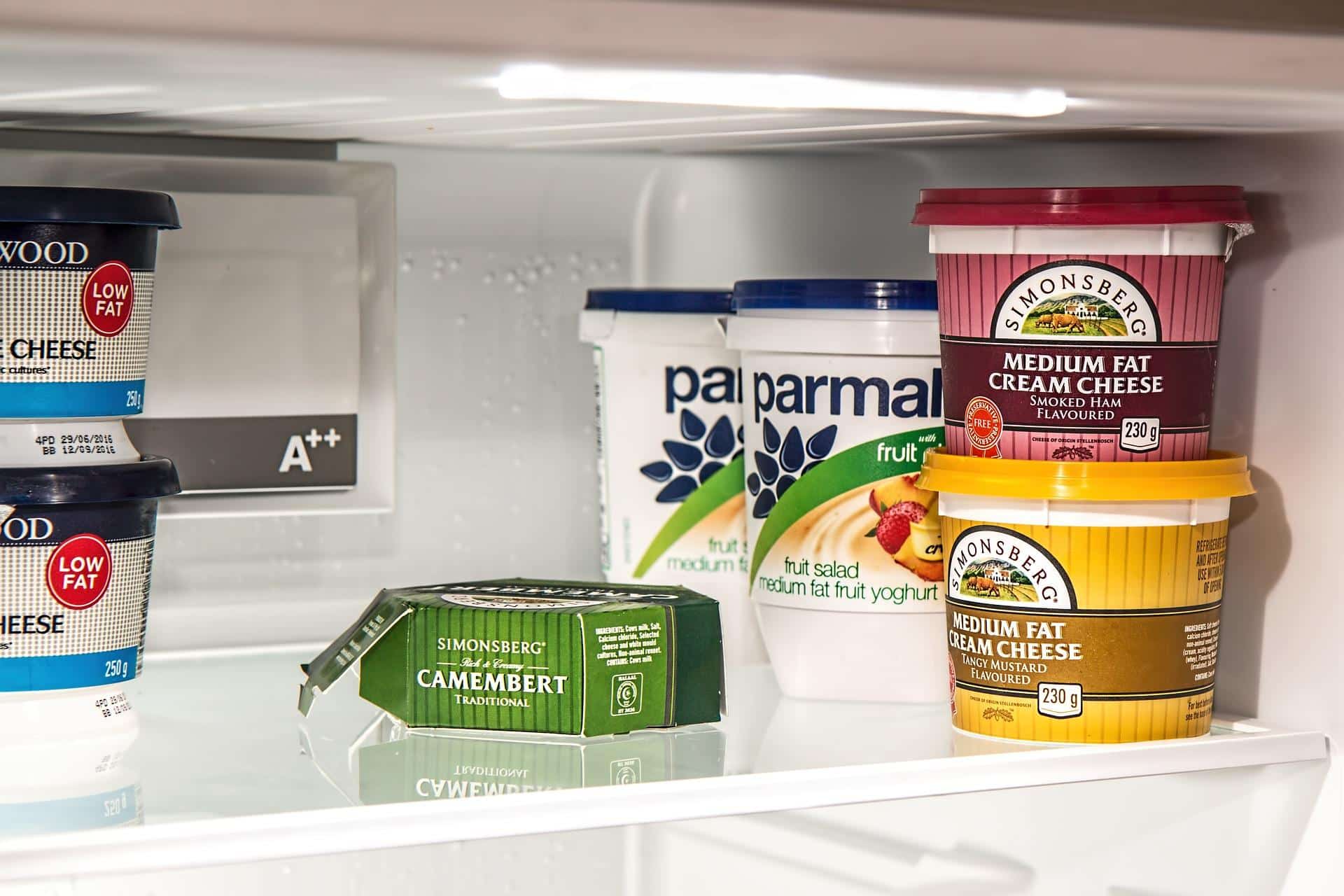 Des produits dans les étagères d'un frigo propre