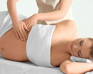 Femme enceinte bénéficiant d'un massage prénatal
