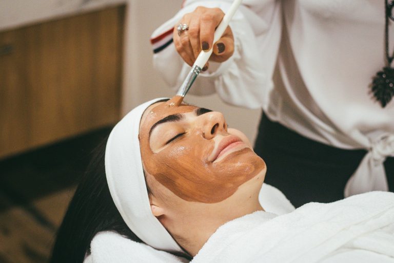 Femme avec un masque dans un salon de beauté