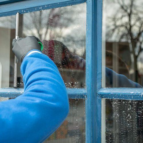 Nettoyer une fenêtre en PVC : le guide complet pour l’entretien