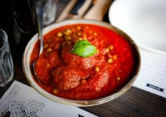 Enlever des taches de sauce tomate : les meilleures astuces !