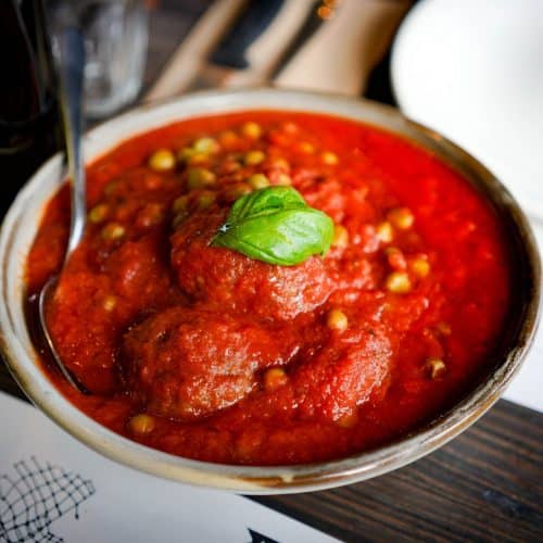 Enlever des taches de sauce tomate : les meilleures astuces !