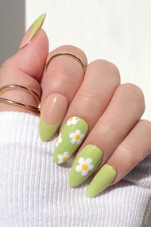 Une manucure nail art floral