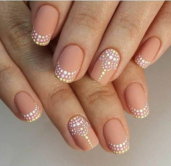 Décoration nail art à pois