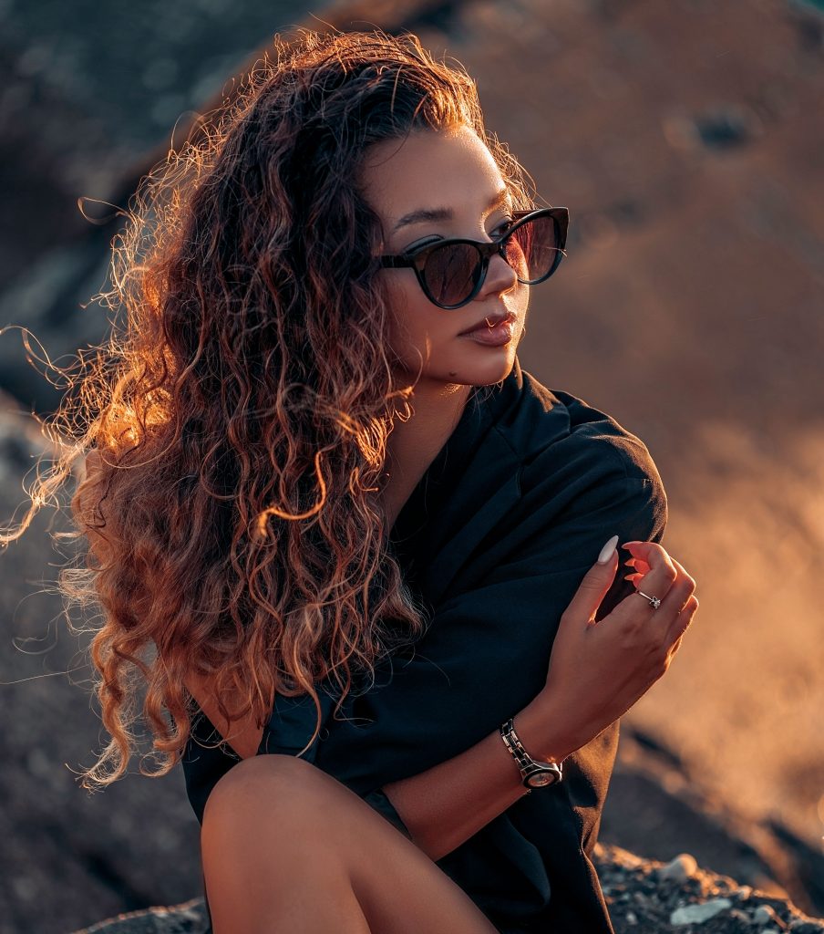 femme à lunettes avec cheveux bouclés