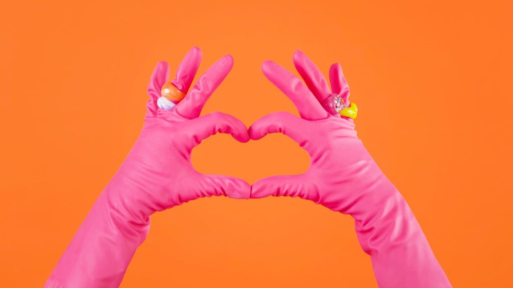 Femme de ménage faisant un coeur avec ses gants de ménage - tarif femme de ménage à Nice