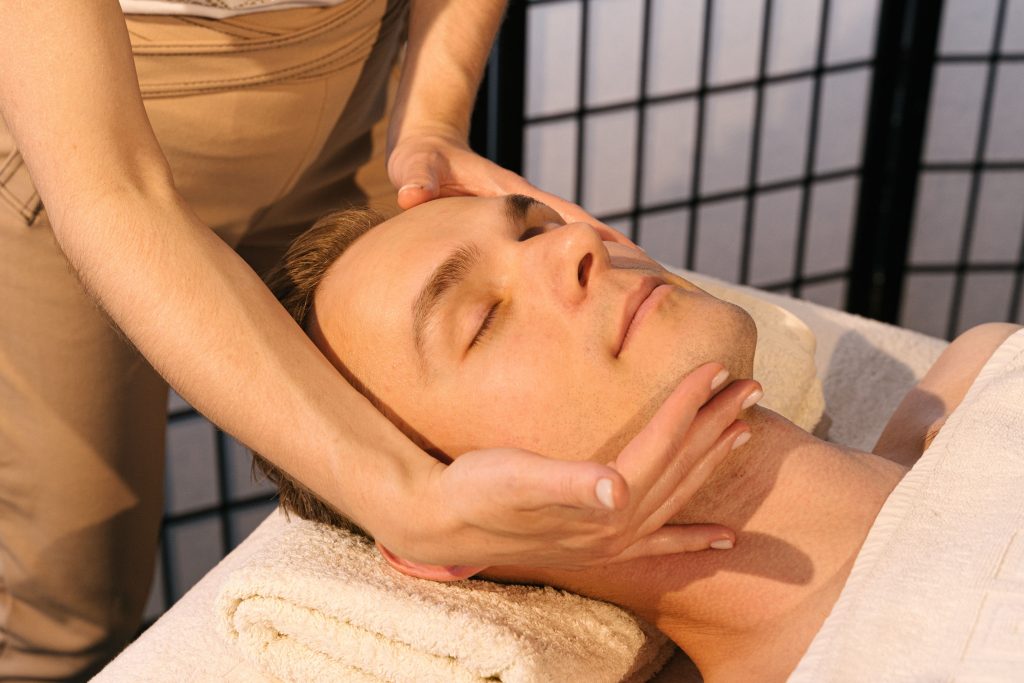 un homme se fait masser le visage grâce à un massage kobido