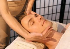 Les différentes techniques de massage du visage pour un lifting naturel