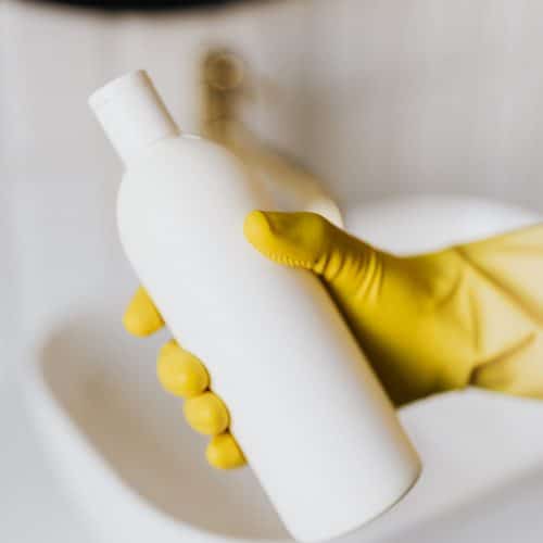 Comment nettoyer un évier en résine blanc jauni ?