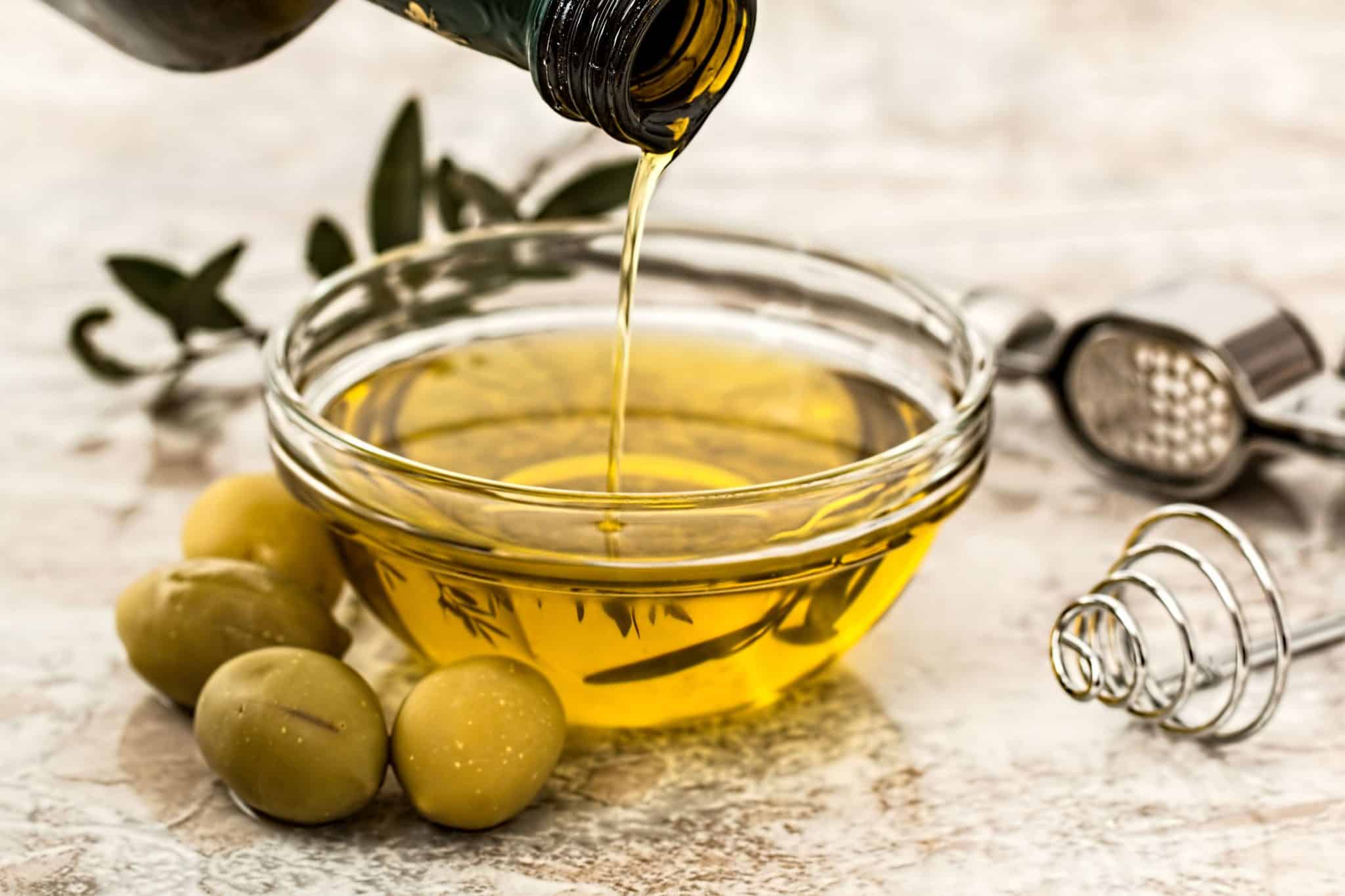 huile d'olive versée dans un bol