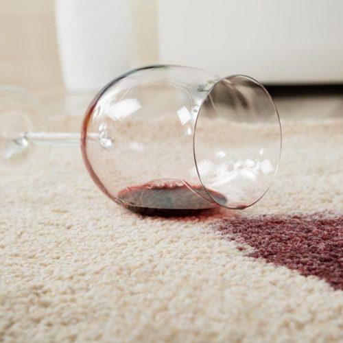 Comment enlever une tache de vin rouge ? – Vêtements, nappe, tapis et canapé !