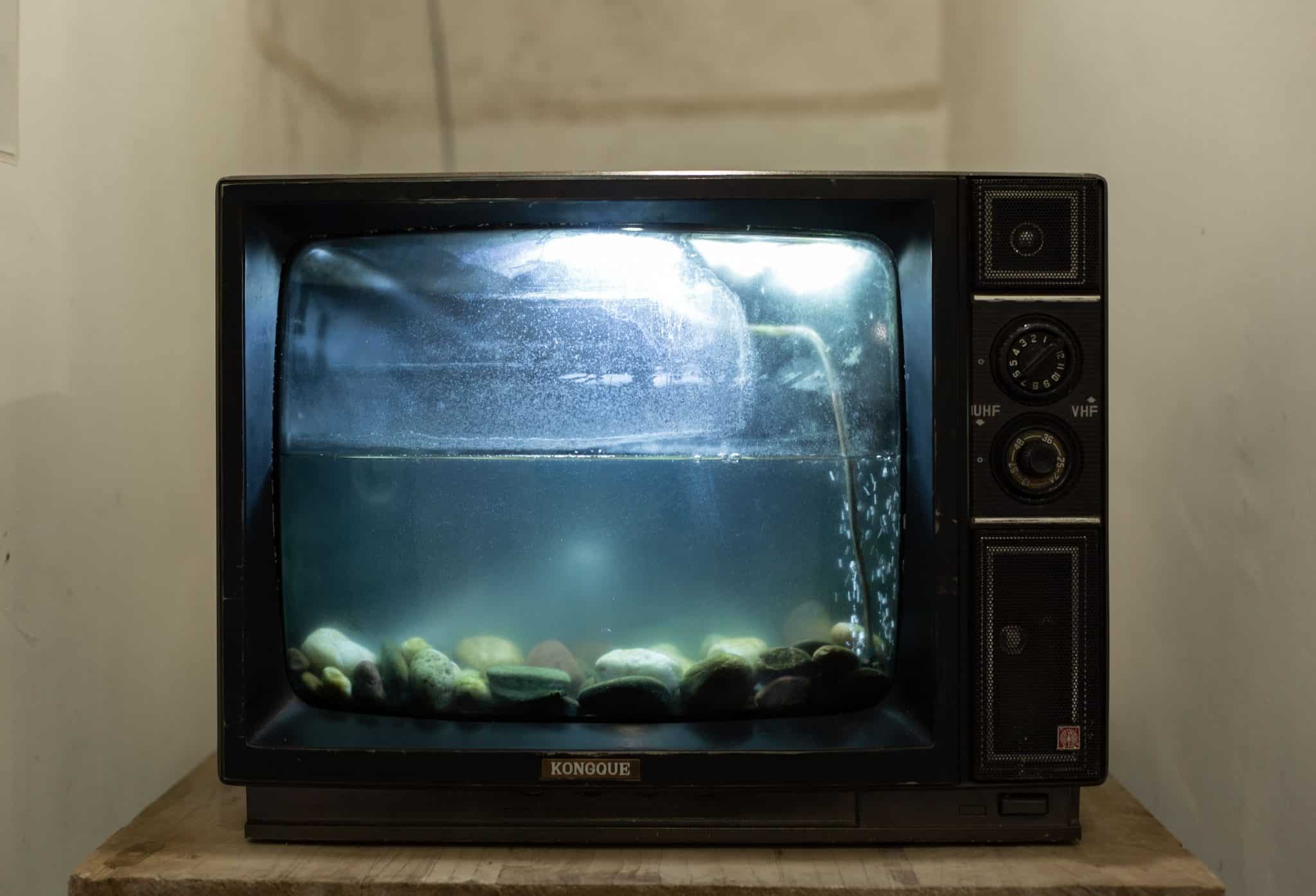Un aquarium nettoyé dans une télévision.