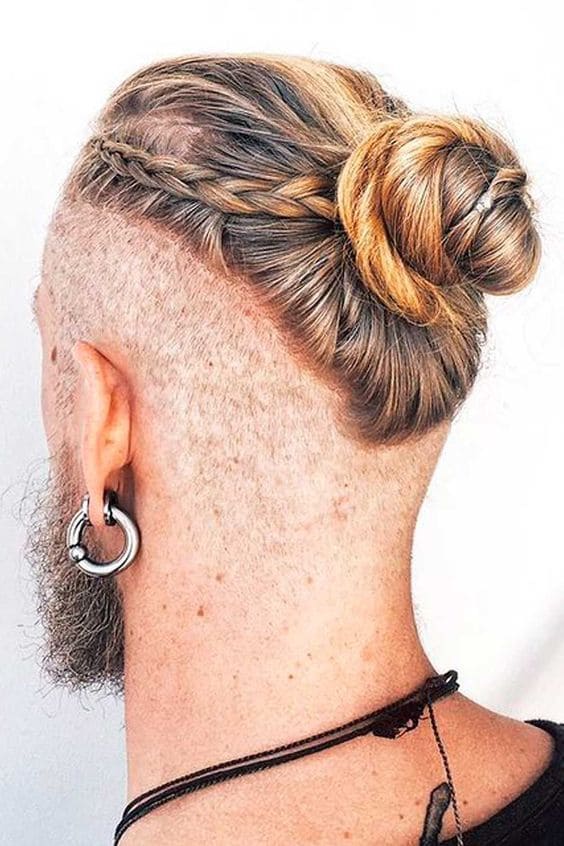 Coupe homme viking avec une tresse plaquee