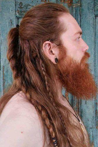 Un homme avec une coupe viking cheveux longs