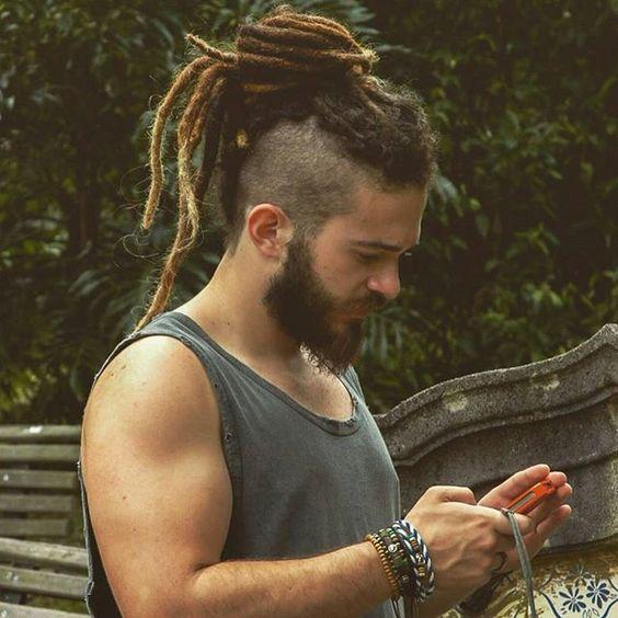 Un homme avec une coupe viking dreadlocks