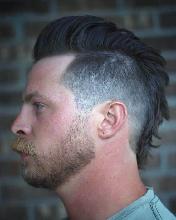 Un homme avec une coupe viking mohawk