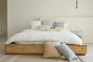 Un lit blanc avec des oreillers propres