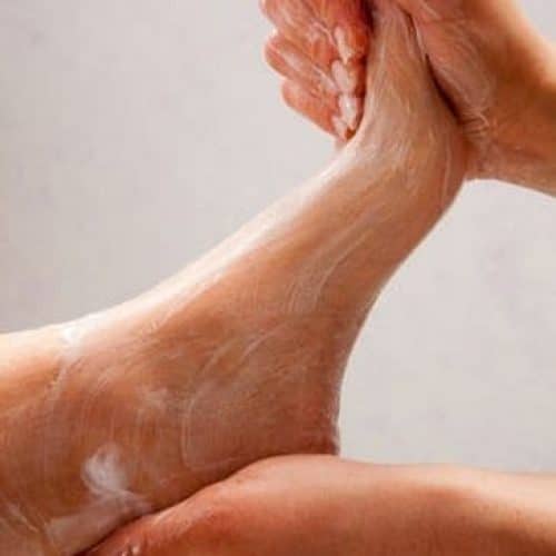 Massage des pieds avec crème