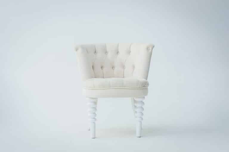 Un fauteuil blanc nettoyé