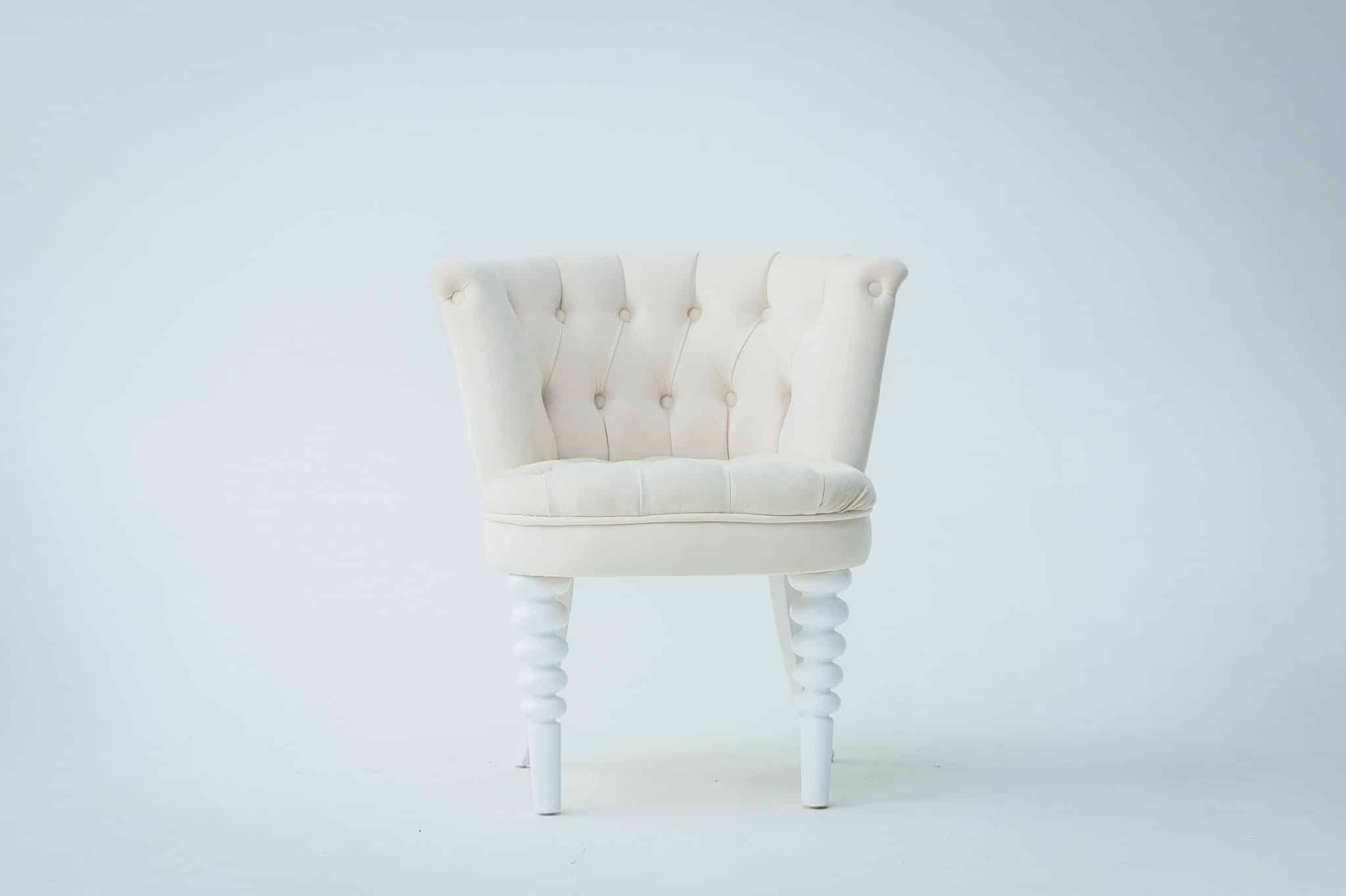 Un fauteuil en tissu blanc nettoyé