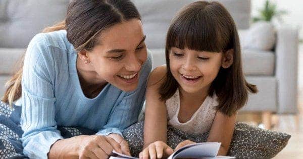 femme et fille lisent un livre