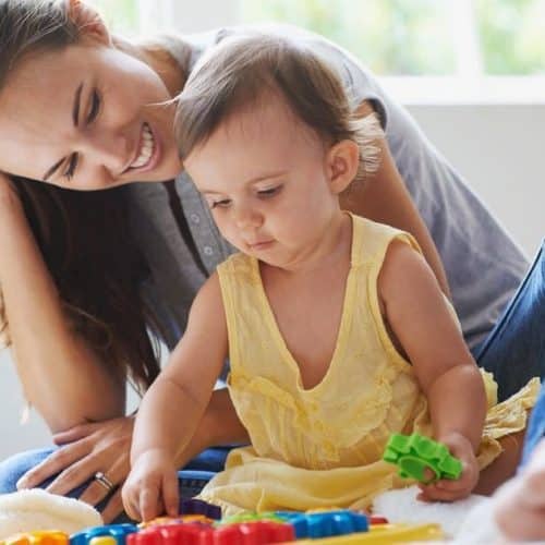 femme avec enfant qui joue