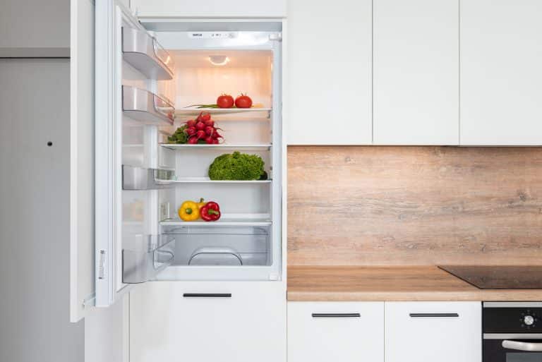 frigo ouvert avec légumes