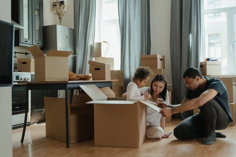 Une famille range ses affaires dans des cartons avant un déménagement
