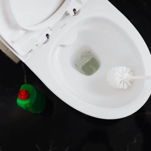 Comment enlever les taches au fond des toilettes ?